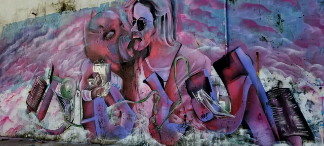 Een roze en paarse muurschildering met personages over een lange muur.