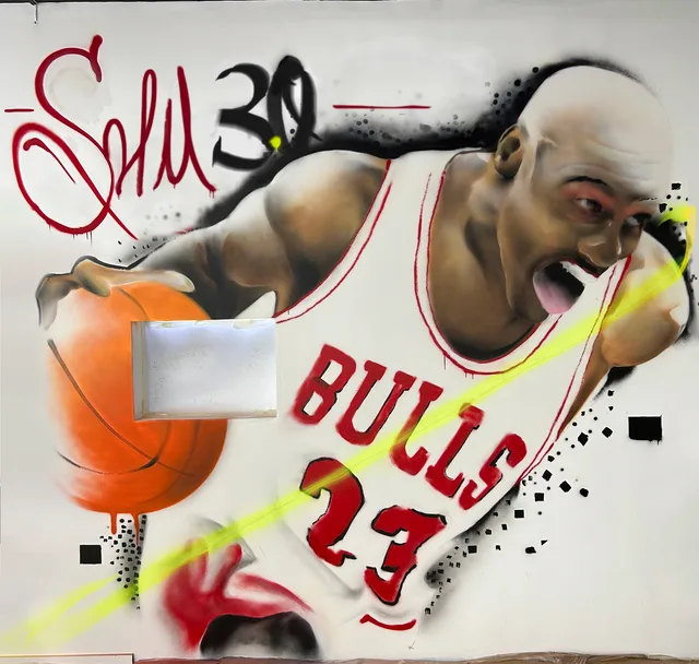 Een basketballer in een rood Bulls-tenue naast krachtige grafische letters.